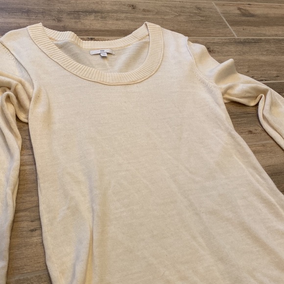 Gap Cream Sweater. Medium - Picture 3 of 4